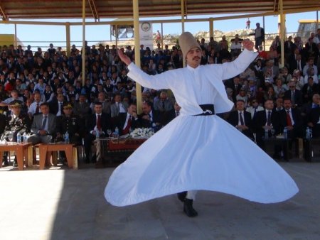 'Yunus Emre’nin Hak ve halk sevgisi yüklü mesajları yürekleri rahatlatıyor'