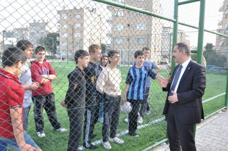 Yüreğir'e 4 halı saha yapılıyor