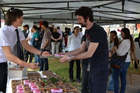 Yurt baçesinde Kutlu Doğum çadırı