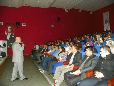 Yurt-Kur'dan öğrencilere eğitim semineri