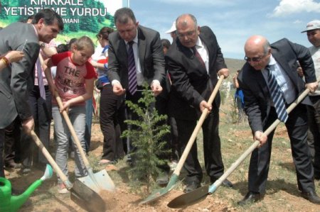 Yurt Öğrencileri 500 Fidanı Toprakla Buluşturdu