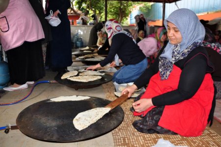 Yurt yapımı için açılan kermesten turistler de alışveriş yapıyor