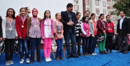 Yurt yararına düzenlenen kermesi, 50 bin kişi ziyaret etti