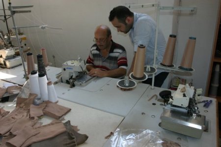 Yurtdışından 2 bin liraya gelen yanık elbisesini üçte bir fiyata üretti