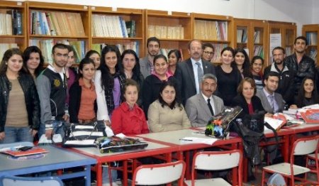 Yurtlarda kalan üniversiteliler kitap okumak için yarıştı