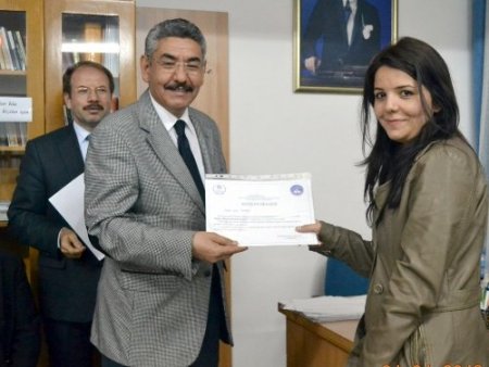 Yurtlarda kalan üniversiteliler kitap okumak için yarıştı