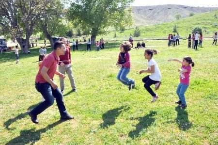 Yurtta kalan çocuklar için, şenlik düzenlendi