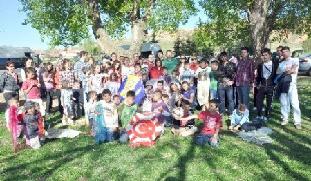 Yurtta kalan çocuklar için, şenlik düzenlendi
