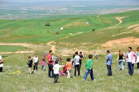 Yurtta kalan çocuklar için, şenlik düzenlendi