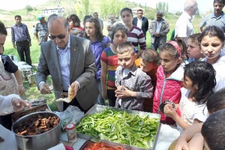 Yurtta kalan çocuklar için, şenlik düzenlendi