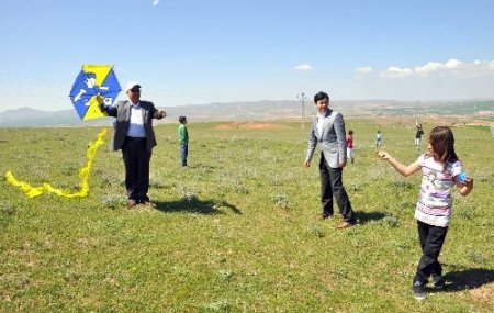 Yurtta kalan çocuklar için, şenlik düzenlendi