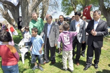 Yurtta kalan çocuklar için, şenlik düzenlendi
