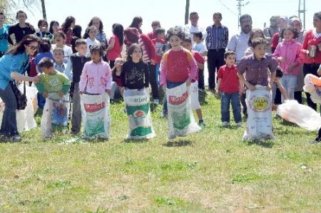 Yurtta kalan çocuklar için, şenlik düzenlendi