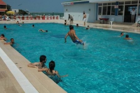Yurtta Kalan Gençler Havuz Sefası Yaptı