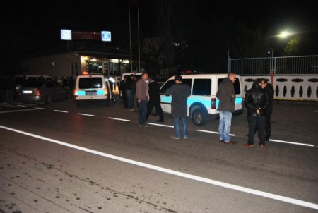 Yurtta kalan öğrencileri dövmek isteyen MLKP’lilere polis engel oldu