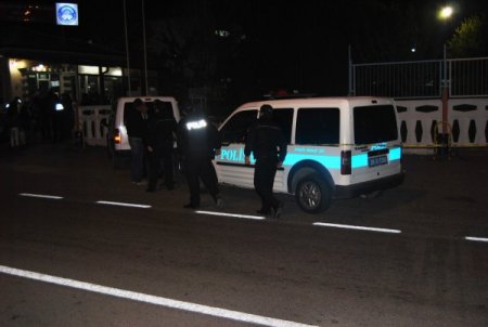 Yurtta kalan öğrencileri dövmek isteyen MLKP’lilere polis engel oldu