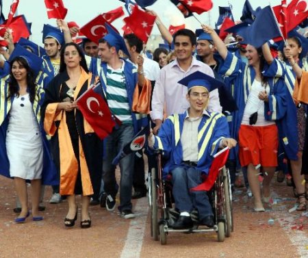 Yürüme Engelli Genç, Mezuniyet Sevincini 4 Yıldır Okuluna Getirip Götüren Babasıyla Yaşadı