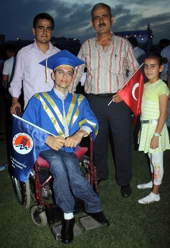 Yürüme Engelli Genç, Mezuniyet Sevincini 4 Yıldır Okuluna Getirip Götüren Babasıyla Yaşadı