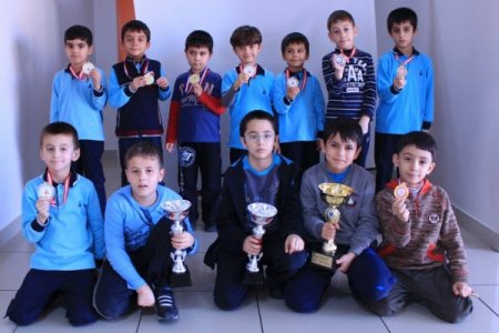 Yusuf Tanık öğrencileri satranç turnuvasında iki madalya kazandı