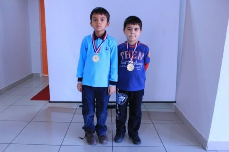 Yusuf Tanık öğrencileri satranç turnuvasında iki madalya kazandı