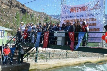 Yusufeli'nde Türkiye'nin ilk yapay kano parkuru açıldı