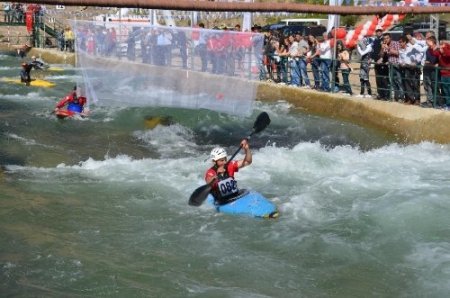 Yusufeli'nde Türkiye'nin ilk yapay kano parkuru açıldı