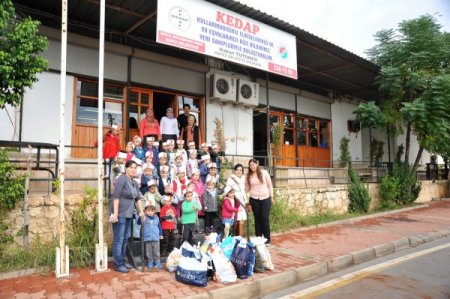 Yuva öğrencileri kullanmadıkları eşyalarını muhtaçlar için bağışladı