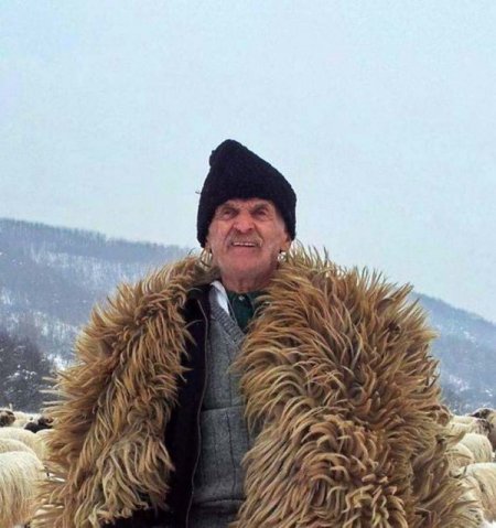 Yüz yaşına merdiven dayadı, çobanlıktan ayrı kalamadı