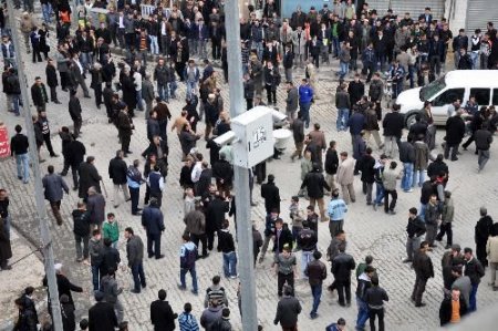 Yüzlerce Aşiret Mensubu, Kız Kaçıran Gencin Dükkanını Bastı (2)