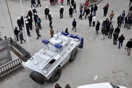 Yüzlerce Aşiret Mensubu, Kız Kaçıran Gencin Dükkanını Bastı (2)