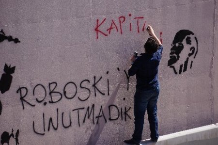 Yüzlerini kapatıp alt geçitlere slogan yazdılar