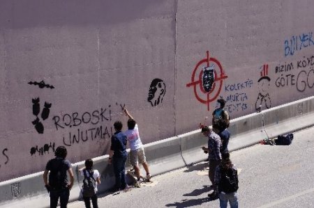 Yüzlerini kapatıp alt geçitlere slogan yazdılar