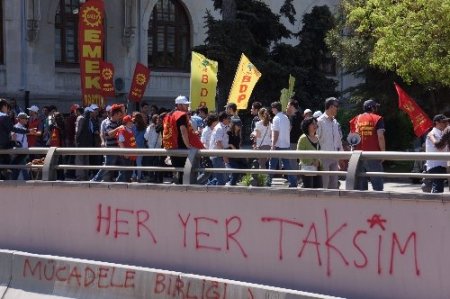 Yüzlerini kapatıp alt geçitlere slogan yazdılar