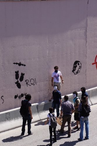 Yüzlerini kapatıp alt geçitlere slogan yazdılar