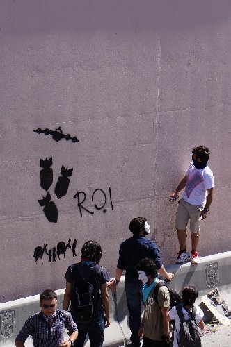 Yüzlerini kapatıp alt geçitlere slogan yazdılar