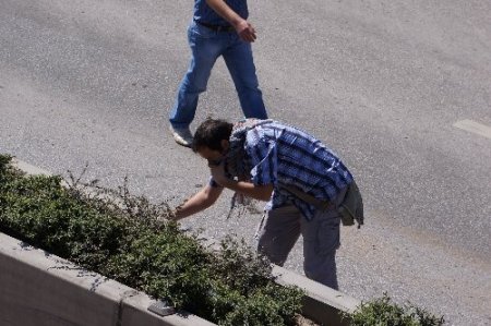 Yüzlerini kapatıp alt geçitlere slogan yazdılar