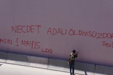 Yüzlerini kapatıp alt geçitlere slogan yazdılar