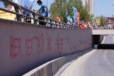 Yüzlerini kapatıp alt geçitlere slogan yazdılar