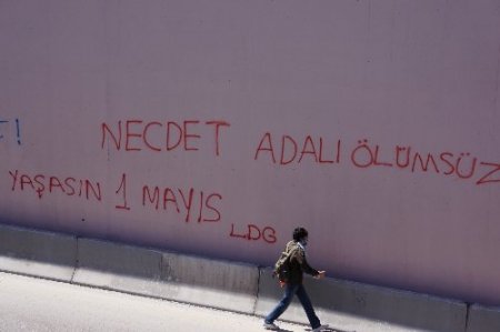 Yüzlerini kapatıp alt geçitlere slogan yazdılar