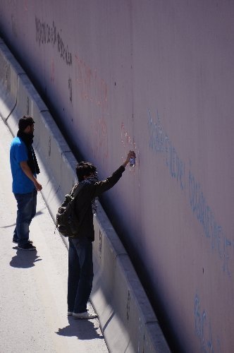 Yüzlerini kapatıp alt geçitlere slogan yazdılar