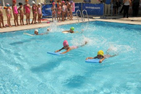 Yüzmeyi öğrenen minik yüzücüler madalya heyecanı yaşadı