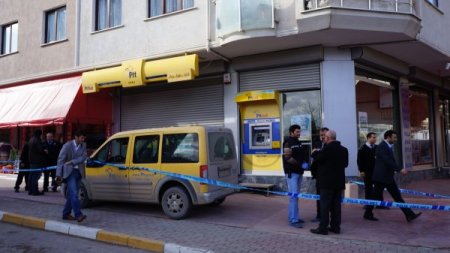 Yüzünü atkı ile kapatıp PTT şubesini soydu