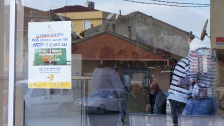 Yüzünü atkı ile kapatıp PTT şubesini soydu