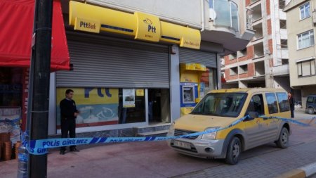 Yüzünü atkı ile kapatıp PTT şubesini soydu