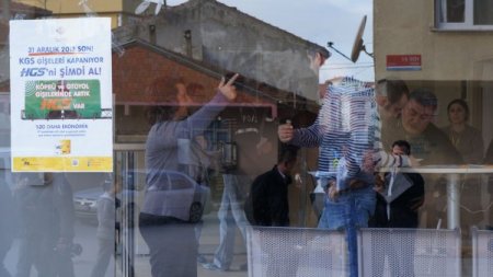 Yüzünü atkı ile kapatıp PTT şubesini soydu