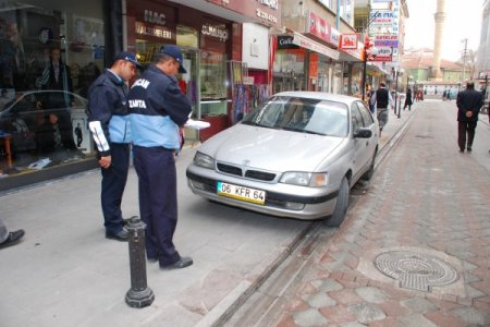 Zabıta, Engelli Kaldırımlarına Park Yapan Sürücüleri Takibe Aldı