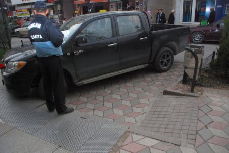 Zabıta, Engelli Kaldırımlarına Park Yapan Sürücüleri Takibe Aldı