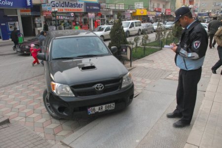 Zabıta, Engelli Kaldırımlarına Park Yapan Sürücüleri Takibe Aldı