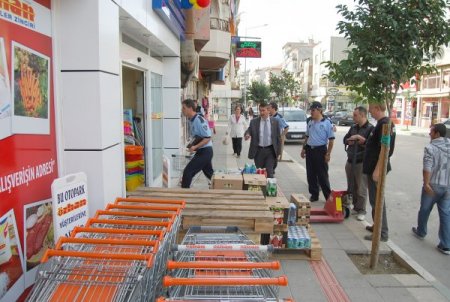 Zabıta, Gemlik'te kaldırım işgal eden esnafa ceza yağdırdı