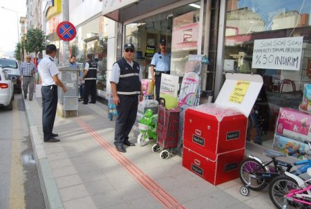 Zabıta, Gemlik'te kaldırım işgal eden esnafa ceza yağdırdı